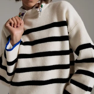 Camisola preto listrado com detalhe de risca azul na barra