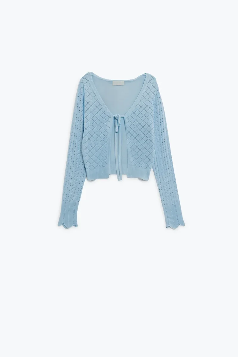 Casaco azul bebé com estampado Argyle e fecho com laço