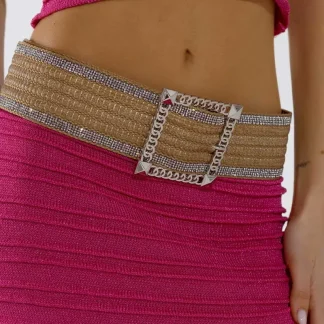 Cinto largo em tecido bege com strass nas extremidades e uma grande fivela quadrada prateada