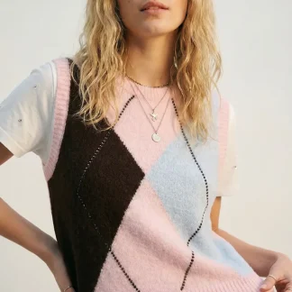 Colete de malha com estampado de losangos e detalhes de tachas metálicas em cor-de-rosa.