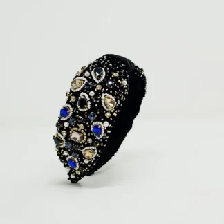 Diadema com jóias bordadas grandes e pequenas
