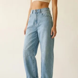 Jeans Barrel Lavagem Clara com Detalhe de Costura no Joelho