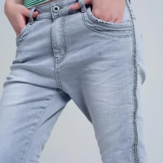 jeans cinza com detalhes de metal no lado
