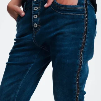 Jeans cravejados olhar de couro