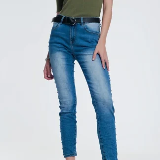 jeans enrugados com pregos