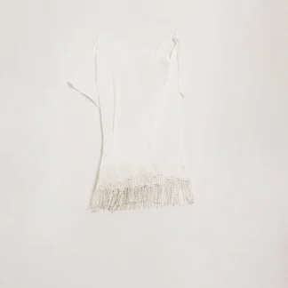 Kinomo branco de um ombro só com renda e rebordo de franjas