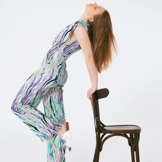 Macacão com gola smoking em estampa abstrata multicolorida
