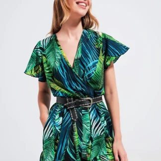 Macacão curto verde com impressão de folhas tropicais