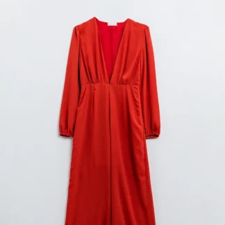 Macacão de cetim vermelho com decote em V