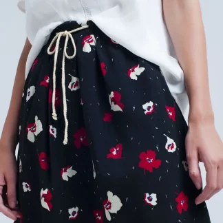Mini saia preta com padrão floral