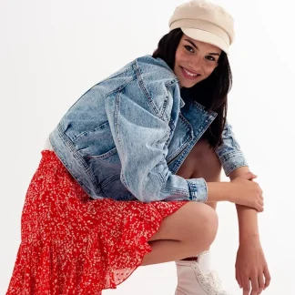 Mini-saia vermelha com estampas florais e rufos