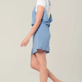 Mini vestido azul com detalhe chrosé de volta