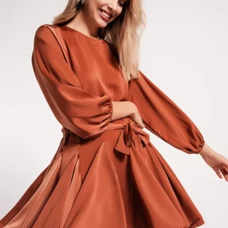 Mini vestido laranja com cinto de cetim a condizer