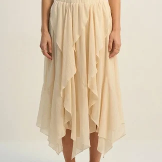 Saia longa assimétrica com babados de chiffon leve na cor bege