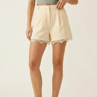 shorts amarelos amanteigados com detalhes de renda