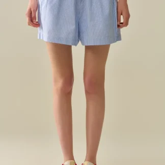 Shorts com listras e cordões no cós