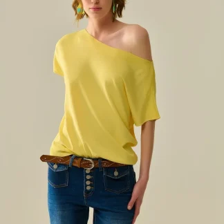 Suéter amarelo relaxado com decote canoa e mangas caídas