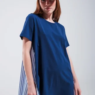T shirt azul com desenho partido