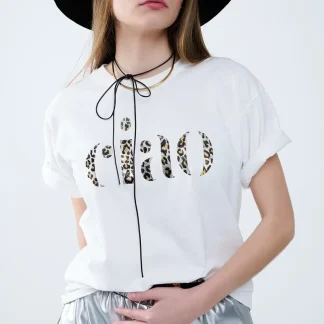 T-shirt branca descontraída com Ciao em estampado leopardo