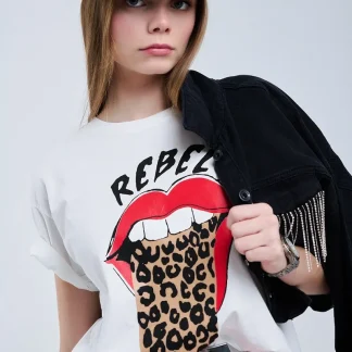 T-shirt branca descontraída com estampado gráfico Rebel e Lips