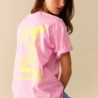 T-shirt cor-de-rosa com impressão do logótipo de Miami em amarelo