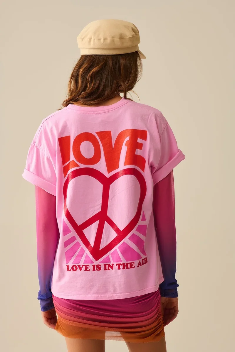 T-Shirt cor-de-rosa com o logótipo Love is Air e Heart with Peace - Image 3