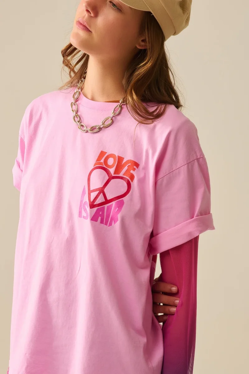 T-Shirt cor-de-rosa com o logótipo Love is Air e Heart with Peace - Image 5