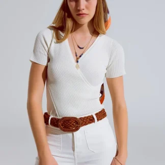 T-shirt creme com frente cruzada e decote em V