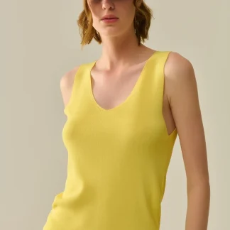 Top amarelo sem mangas de malha fina com decote em V