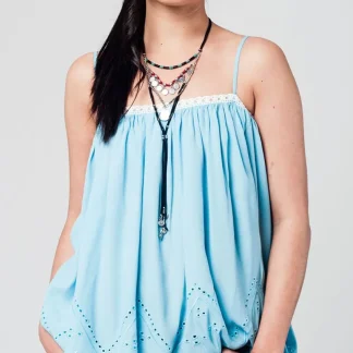 Top azul com detalhes de crochê branco
