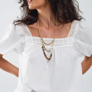 Top branco com decote quadrado e mangas curtas