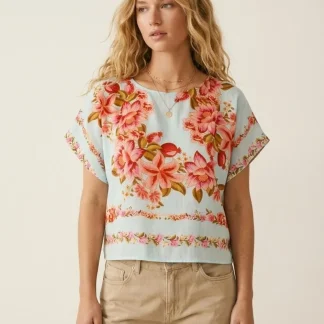 Top de corte em tecido boxy azul claro com estampado floral leve