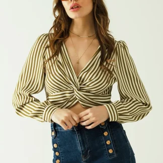 Top de manga comprida branco com riscas castanhas e decote em V