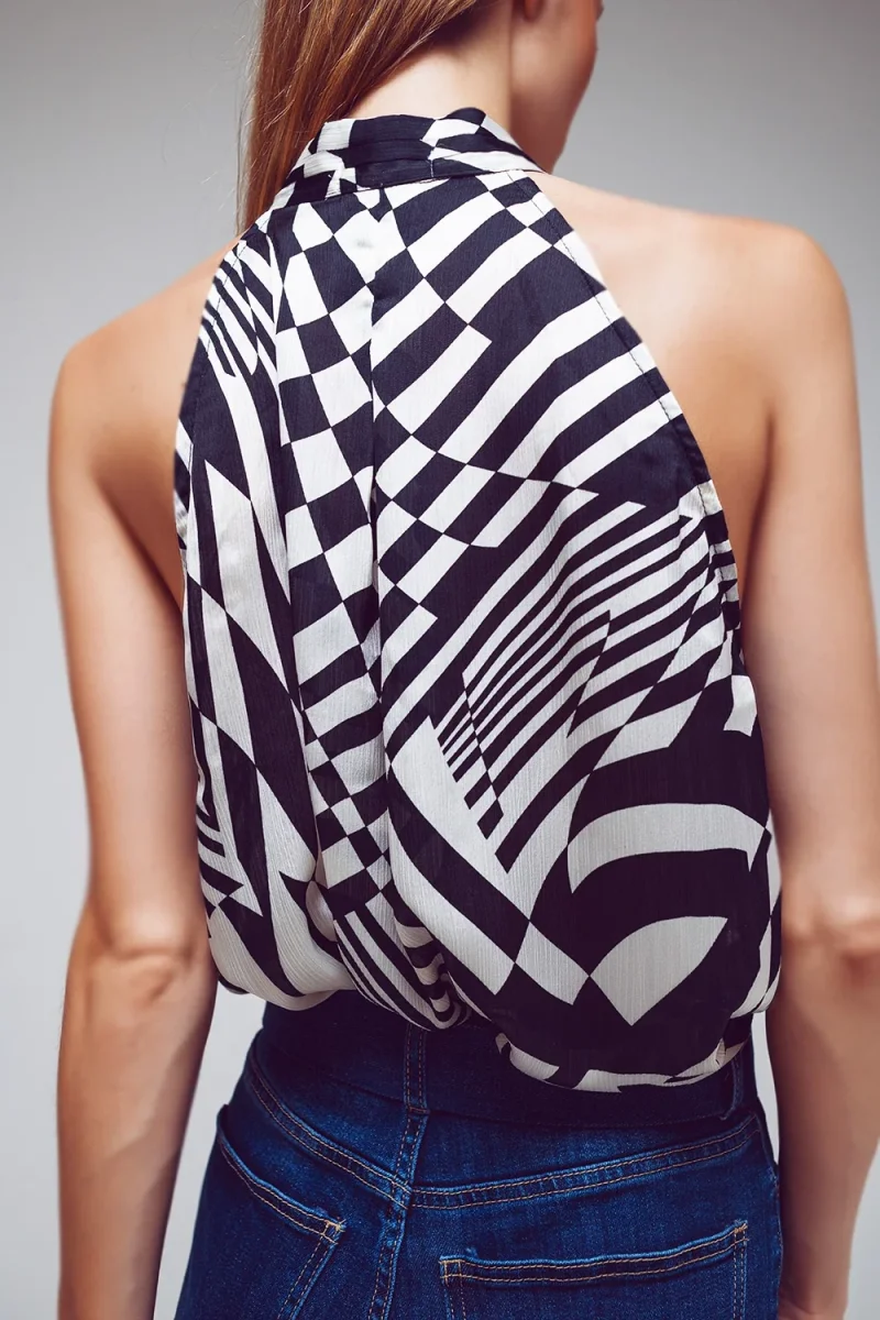 Top Halter com Gola Presa em Preto e Branco Abstrato - Image 6