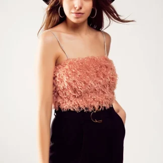 Top de cor rosa curto com plumas