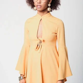 Vestido amarelo com mangas sino e decote profundo