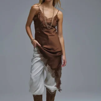 Vestido assimétrico de renda de cetim em castanho