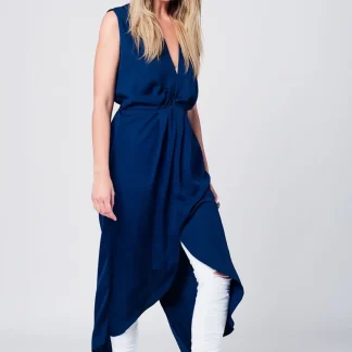 Vestido azul marinho com decote em V