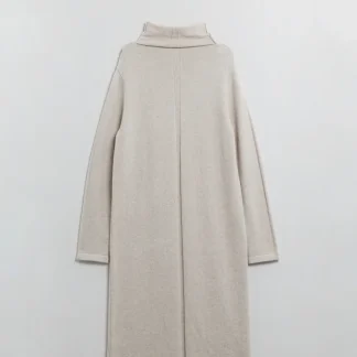 Vestido comprido de malha bege com gola alta