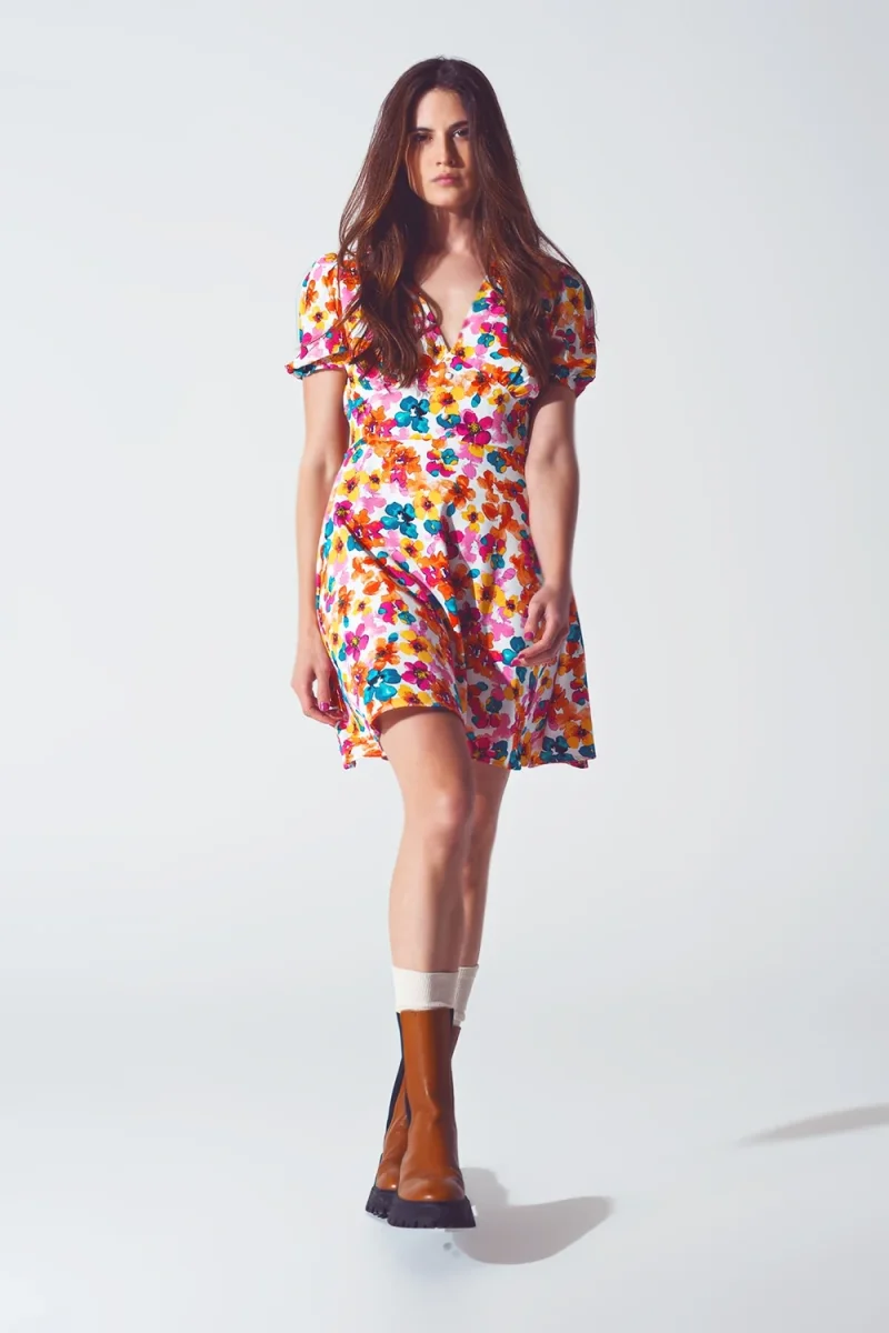 Vestido curto com cintura franzida em estampa floral multicolorida - Image 2