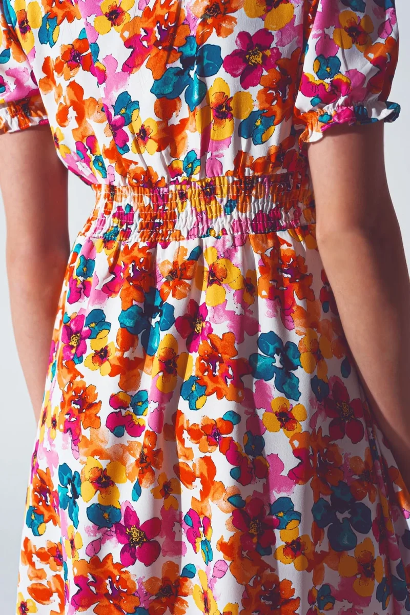 Vestido curto com cintura franzida em estampa floral multicolorida - Image 7