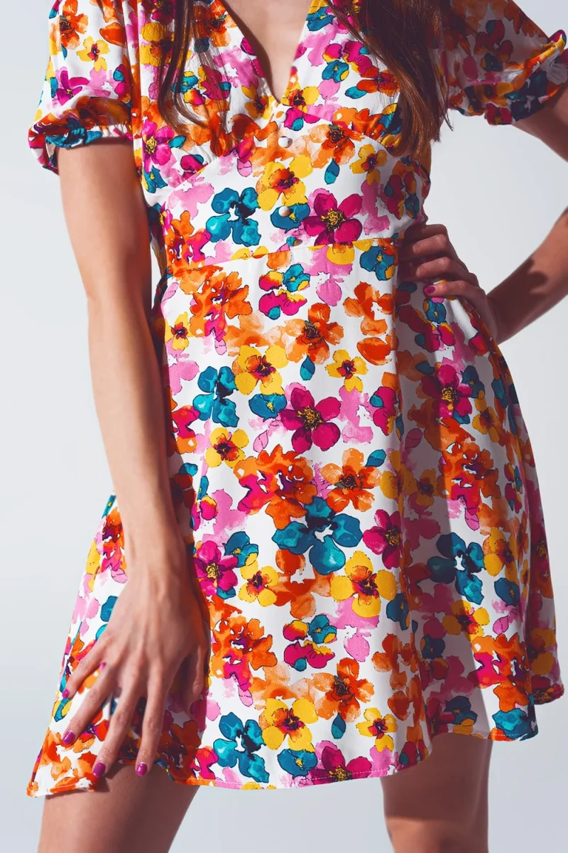 Vestido curto com cintura franzida em estampa floral multicolorida - Image 6