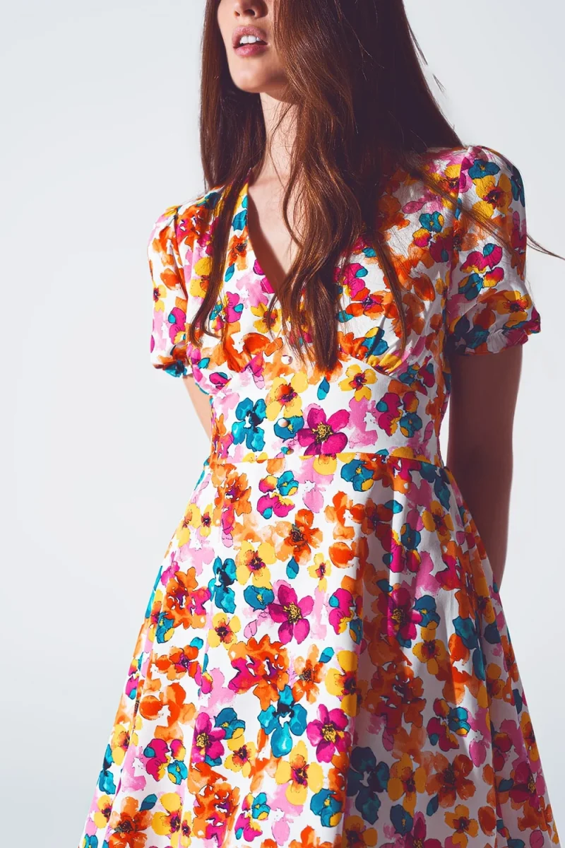 Vestido curto com cintura franzida em estampa floral multicolorida - Image 5