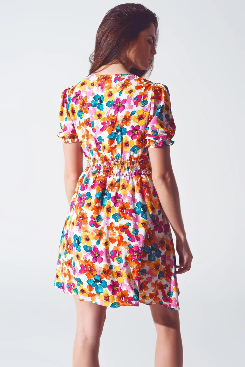 Vestido curto com cintura franzida em estampa floral multicolorida - Image 3