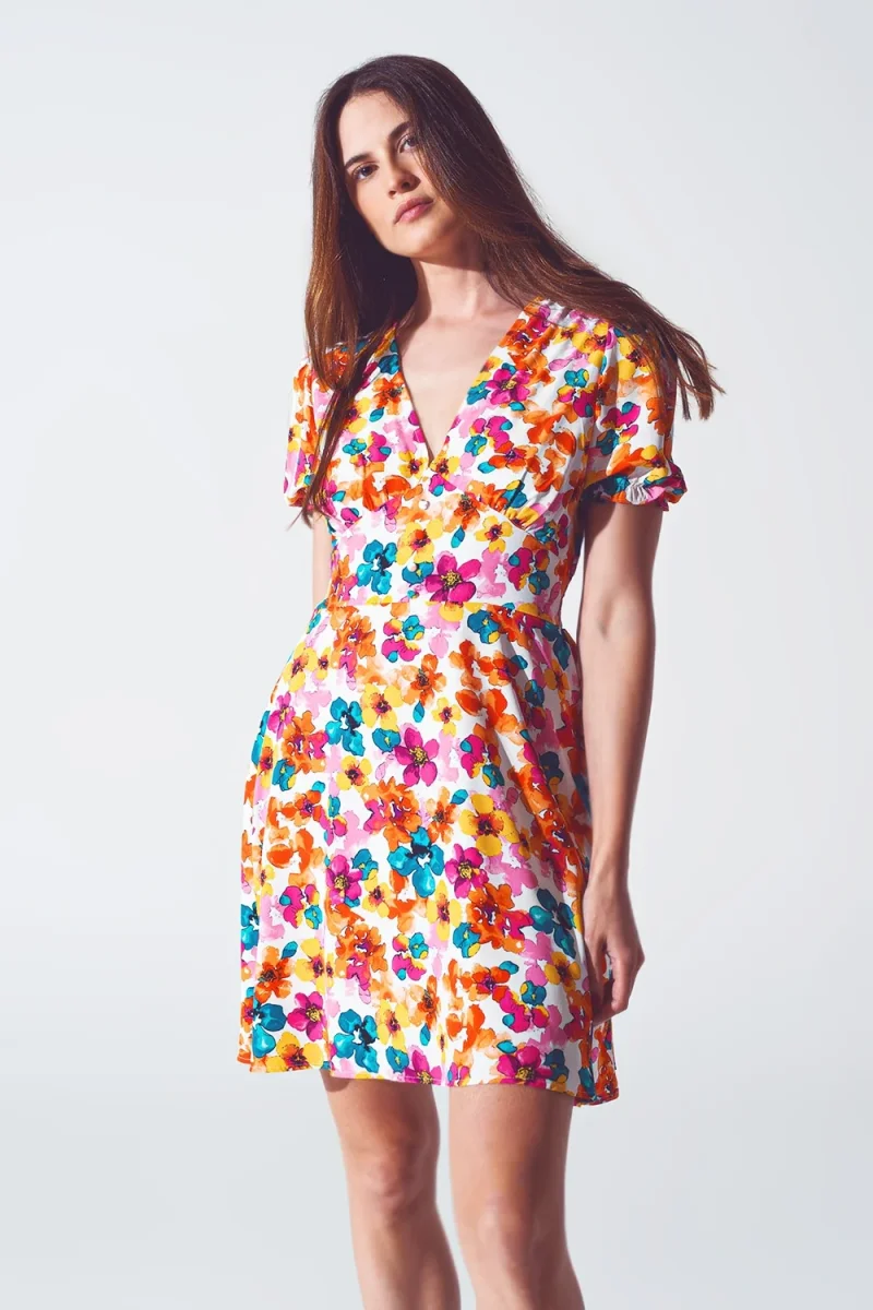 Vestido curto com cintura franzida em estampa floral multicolorida - Image 4
