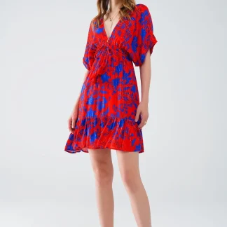 Vestido curto e fluido em vermelho com estampado floral azul