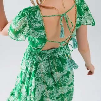 vestido curto verde com estampado de flores boho e costas abertas