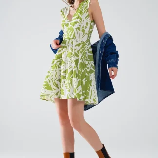 vestido curto verde com estampado de palmeiras tropicais