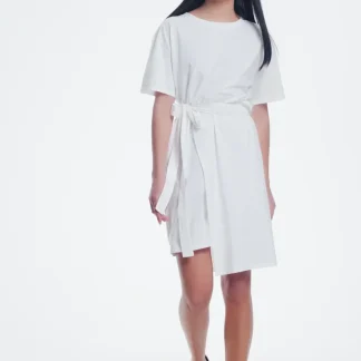 Vestido de camiseta creme com frente colada