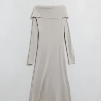 vestido de malha bege com decote em barco